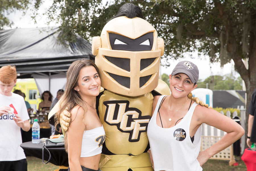 10 2019 Family Weekend Tailgate 18