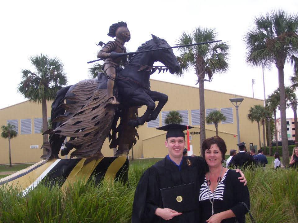 graduate and his mom at ucf